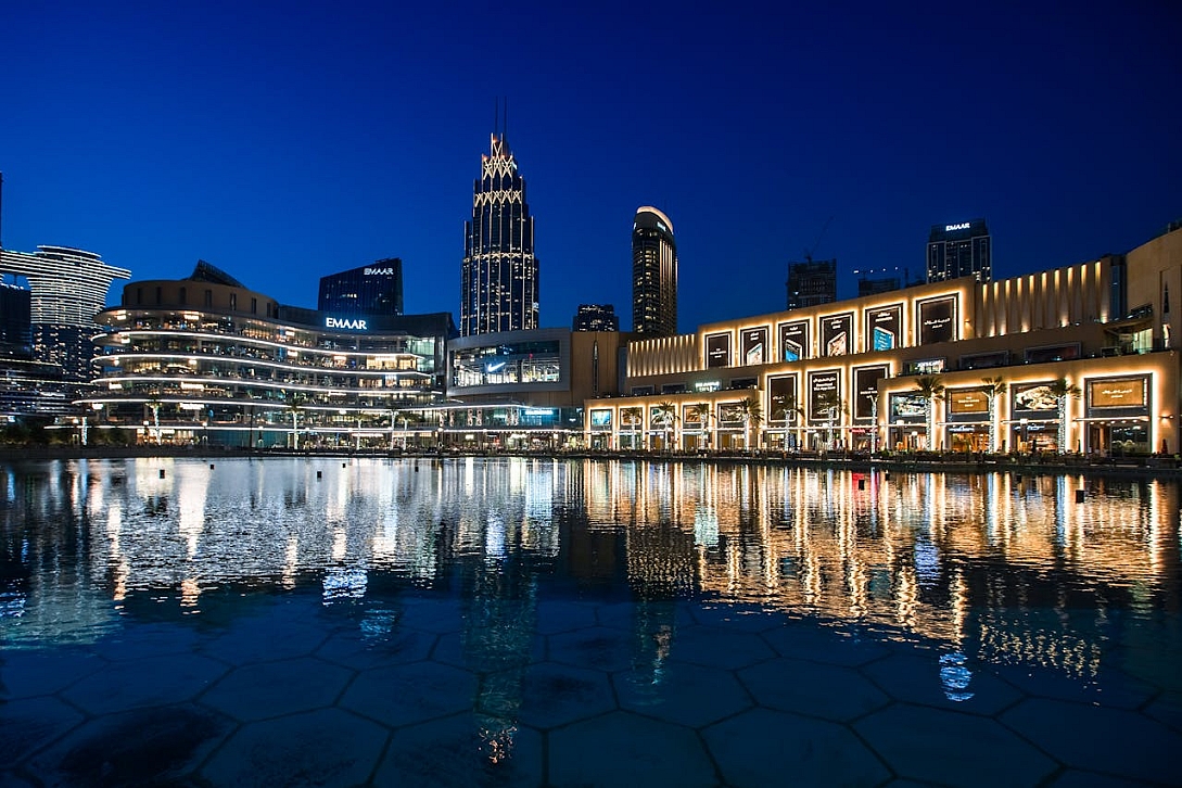 dubai mall waterfront at night